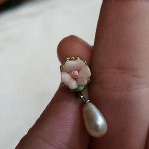 Vintage flower/pearl earrings